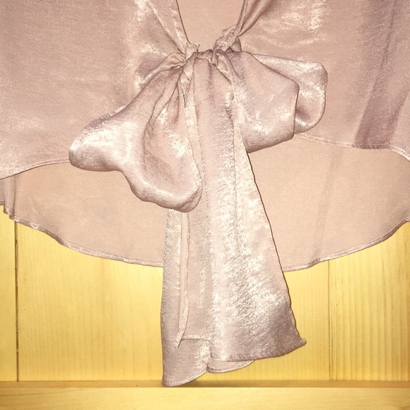 Stunning blush satin top! - Picture 3 of 4